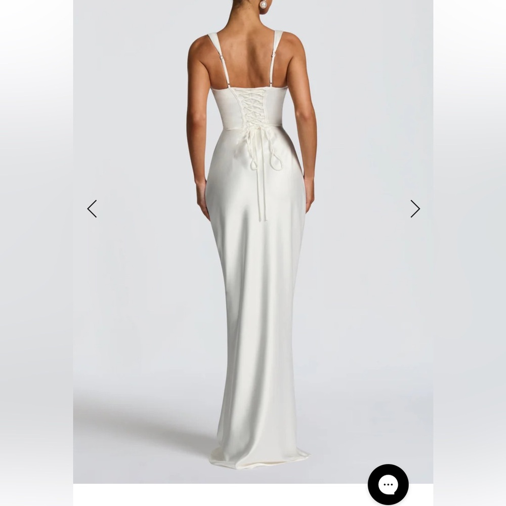 Elegant White Sleeveless Dress & Scarf - Picture 2 of 10